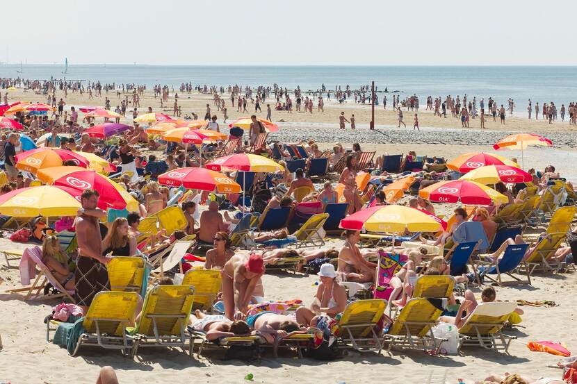 Vol strand bij kijkduin